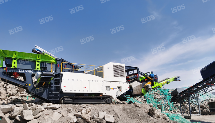 tracked ore crushing plant